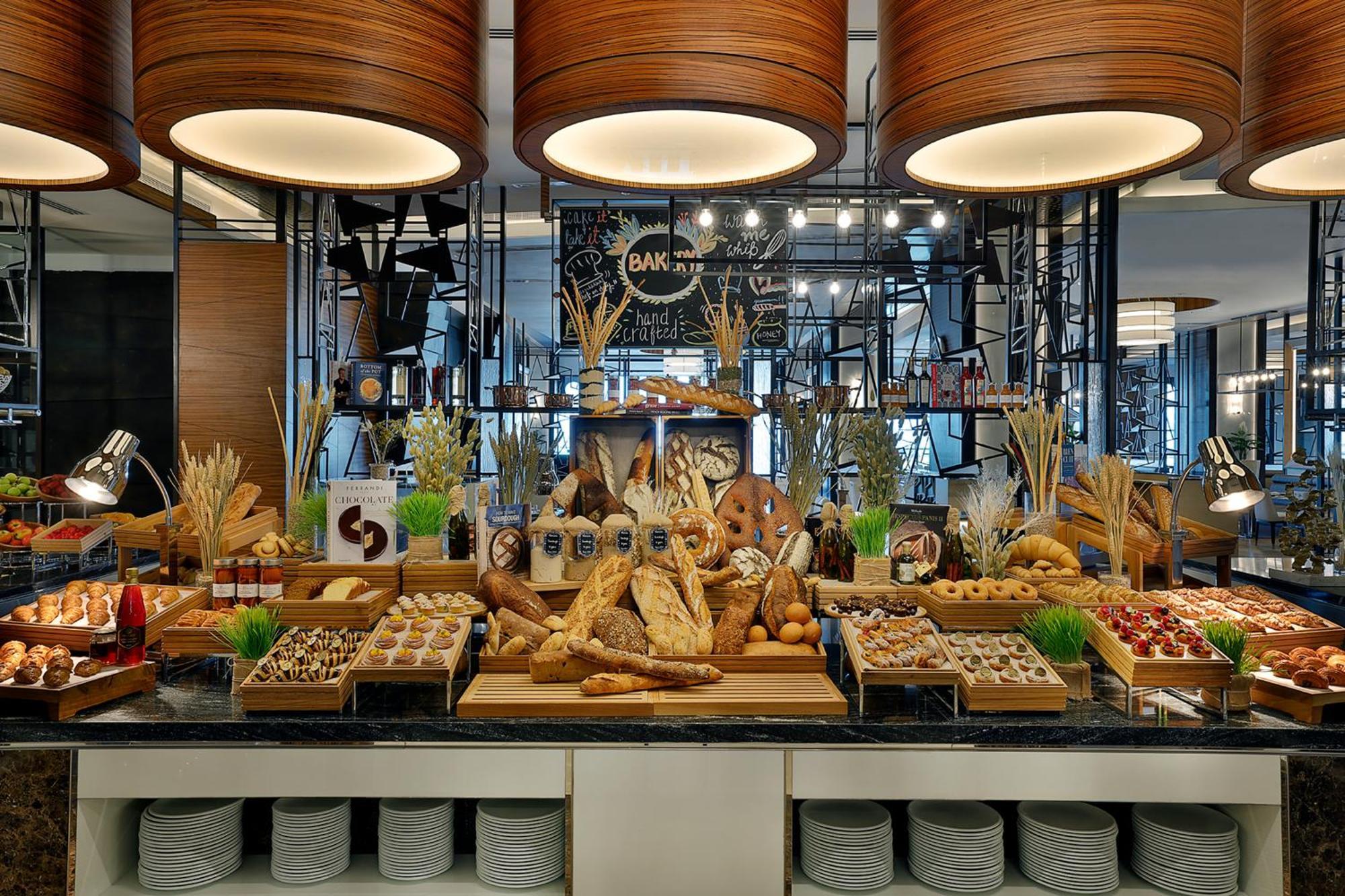 Hilton Dubai Palm Jumeirah Zewnętrze zdjęcie Bread station at a buffet